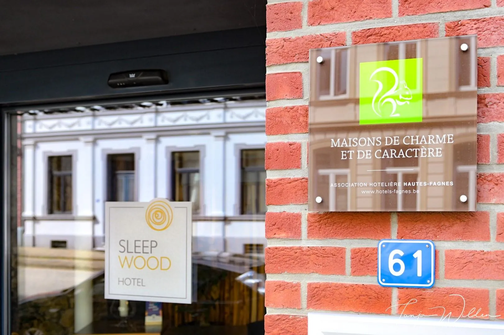 Hotel Sleepwood — Enseigne
